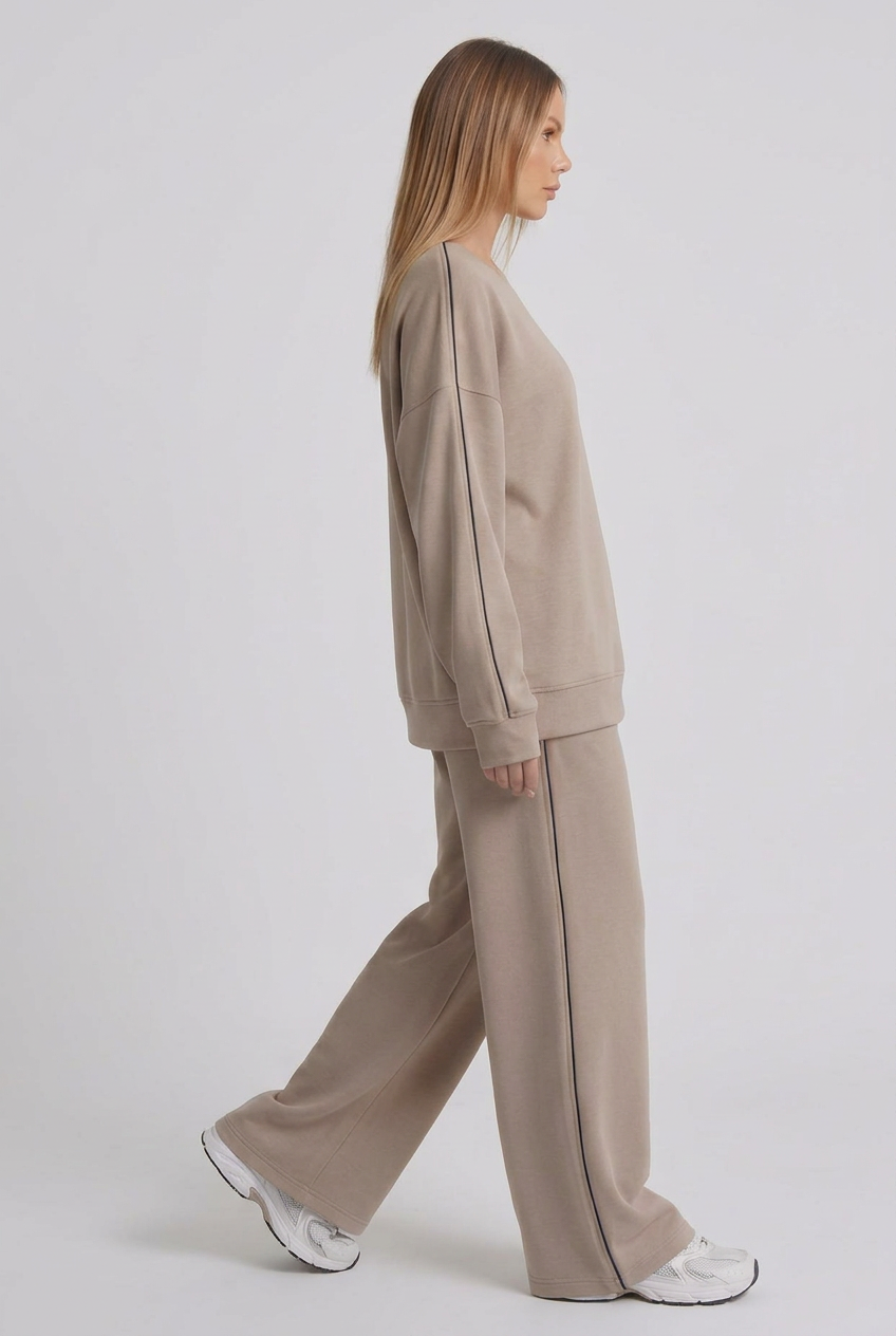 Beige side pose