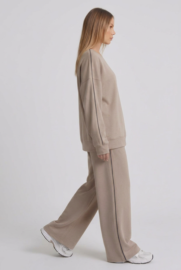 Beige side pose