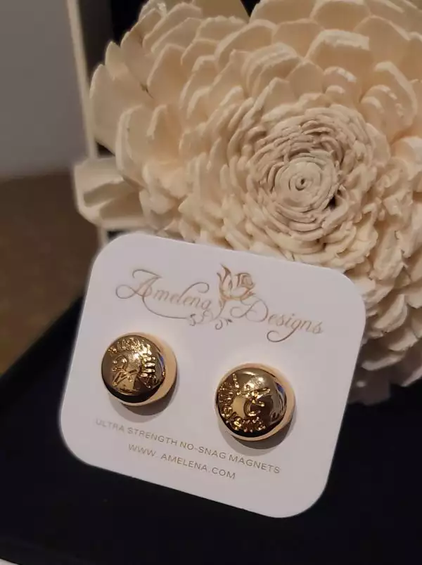 Magnetic Pins in Gold